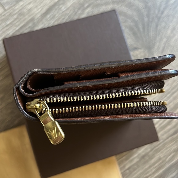 Louis Vuitton compact wallet. - Picture 3 of 13